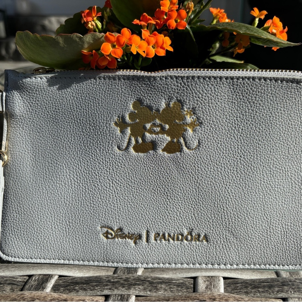 🍀Disney xPandora Wristlet/Pouch - Picture 2 of 4